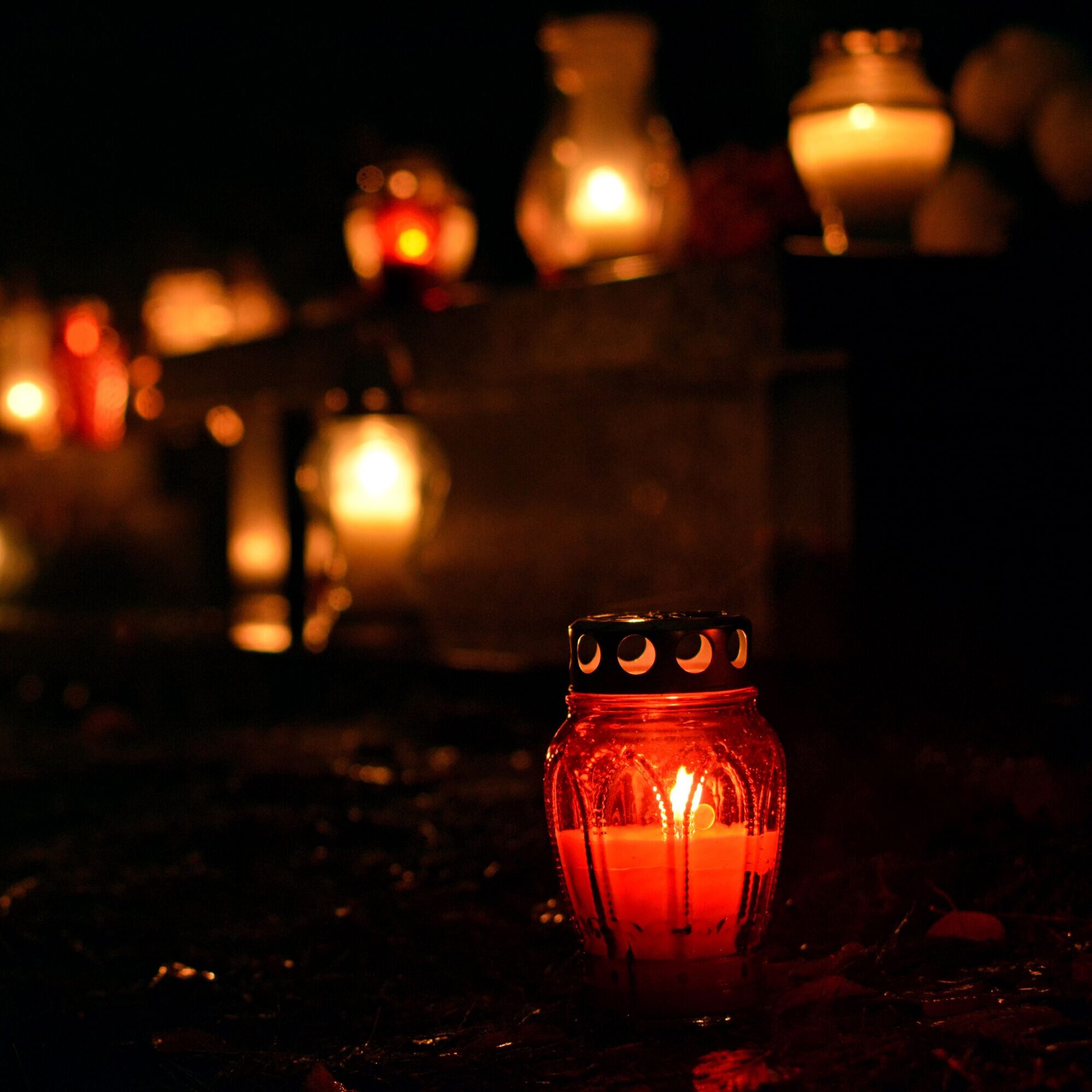 2024-10-02-weboptimiert-Grablichter-im-Dunkeln-scaled-aspect-ratio-1-1